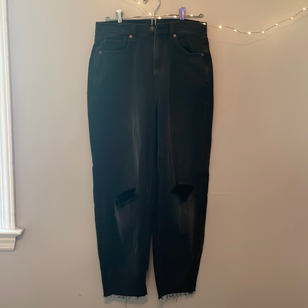 American Eagle Black Relaxed Mom Jeans (Size 4 Short)